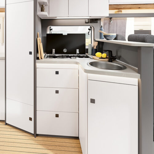 Kitchen in the Hobby Prestige T740 WF with round sink and gas hob