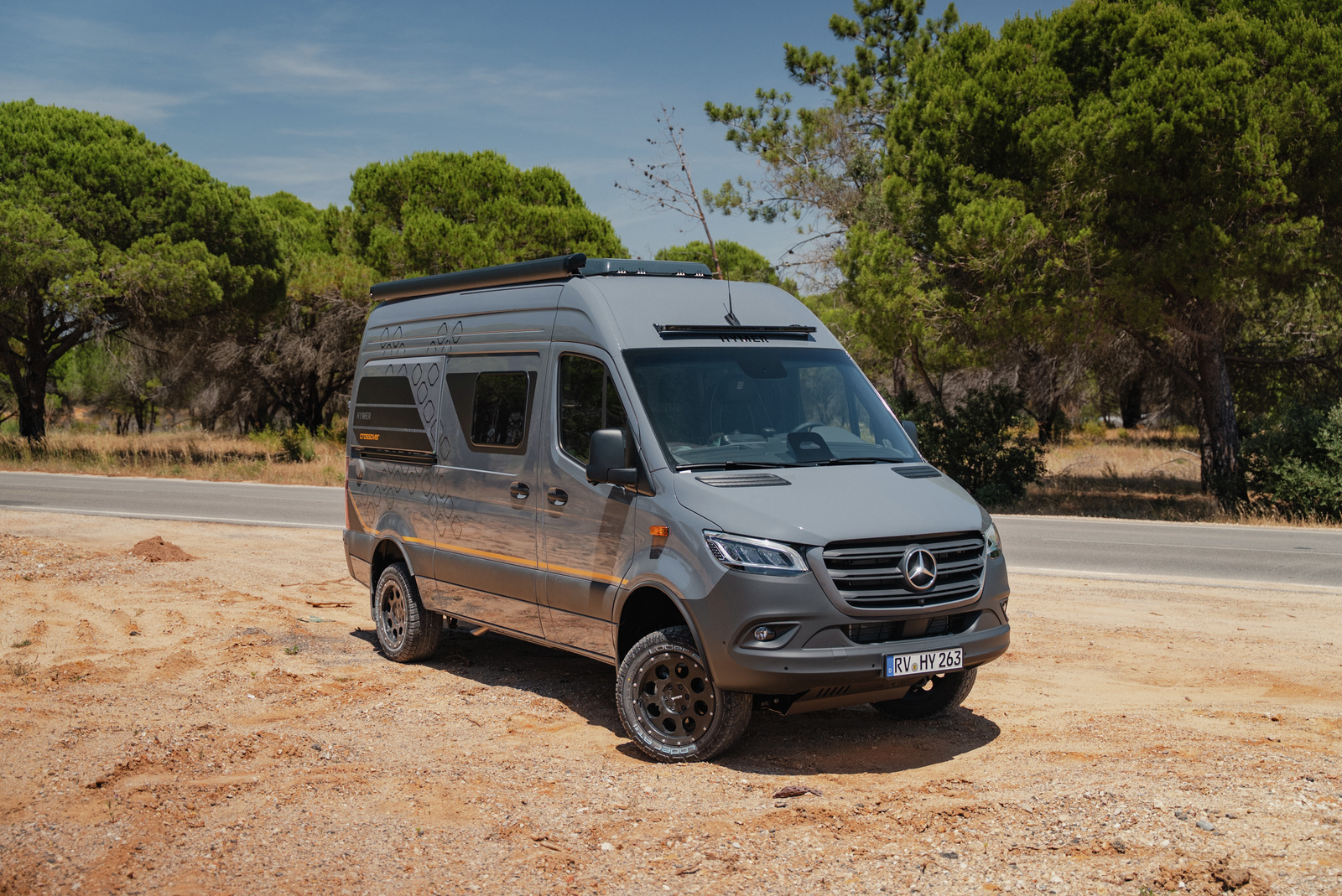 Up to 10 days off-grid in the wilderness: Hymer unveils new Crossover models for 2027