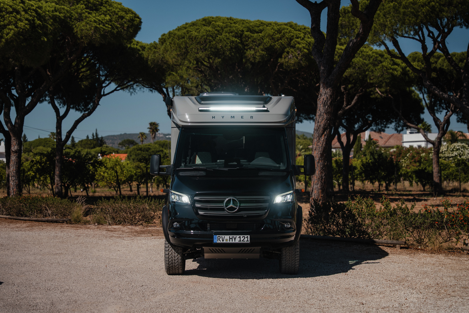 Up to 10 days off-grid in the wilderness: Hymer unveils new Crossover models for 2027