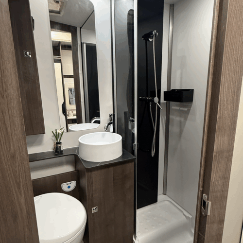 Benimar Kaleo K640 compact bathroom with round sink, toilet and separate shower cubicle