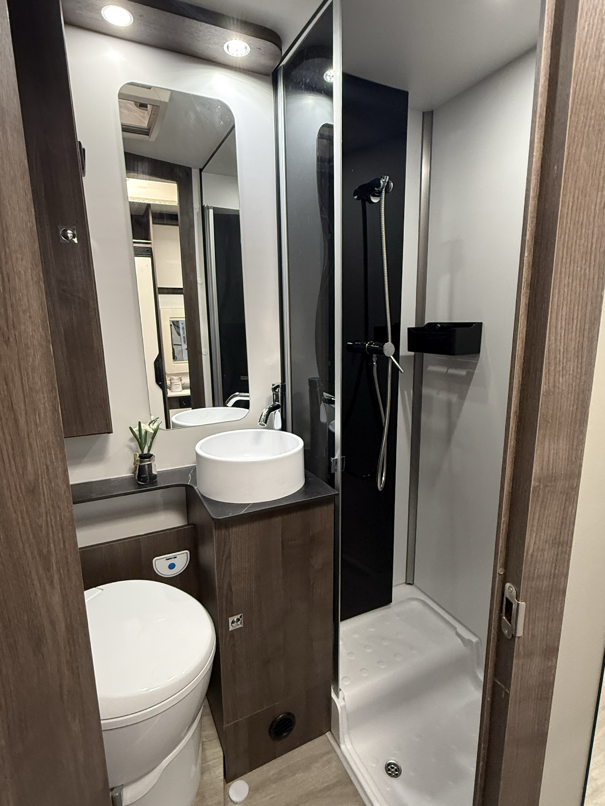 Benimar Kaleo K640 compact bathroom with round sink, toilet and separate shower cubicle