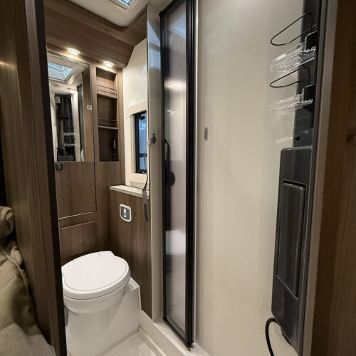 Compact bathroom with shower cubicle and toilet in the Kabe Novum Compact 720 LXL motorhome.