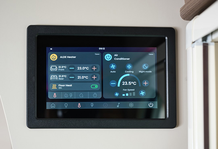 Smart control panel in Kabe Novum Compact 720 LXL showing ALDE heater and air conditioning settings.